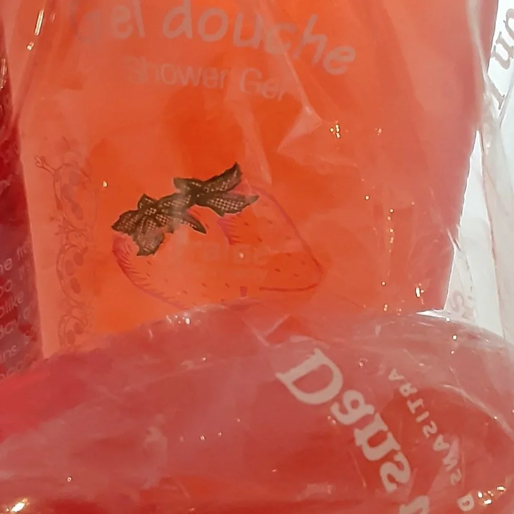 Dans un Jardin - Fraise bath/ shampooing gift set - 4 piece NEW